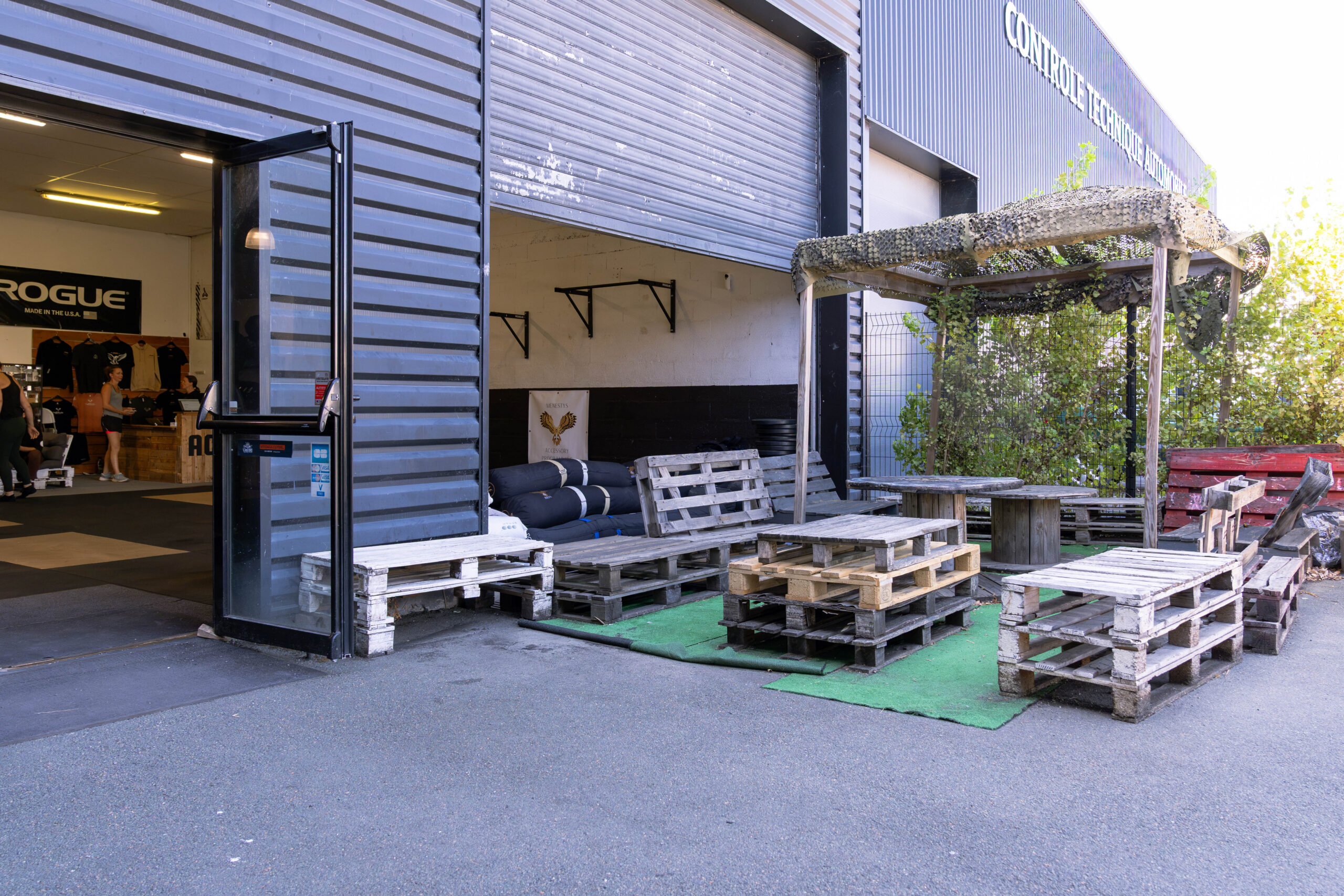 Espace détente extérieur CrossFit Menestys Angers